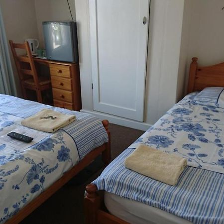 Room In Guest Room - Comfortable Family Room With Tv, Free Fast Wifi, Sleeps 4 With 1 Bunk Bed Hayes  Exterior photo