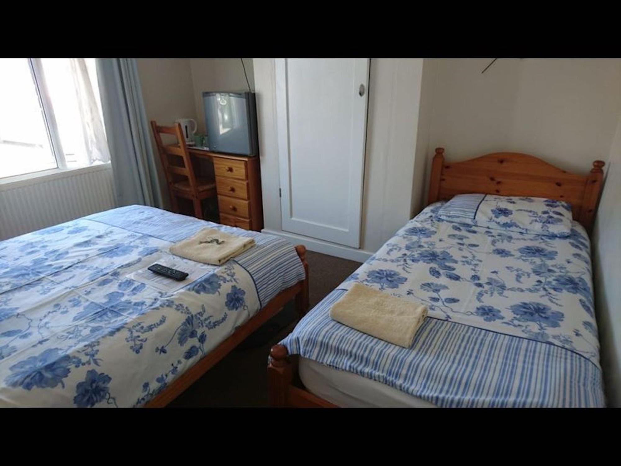 Room In Guest Room - Comfortable Family Room With Tv, Free Fast Wifi, Sleeps 4 With 1 Bunk Bed Hayes  Exterior photo