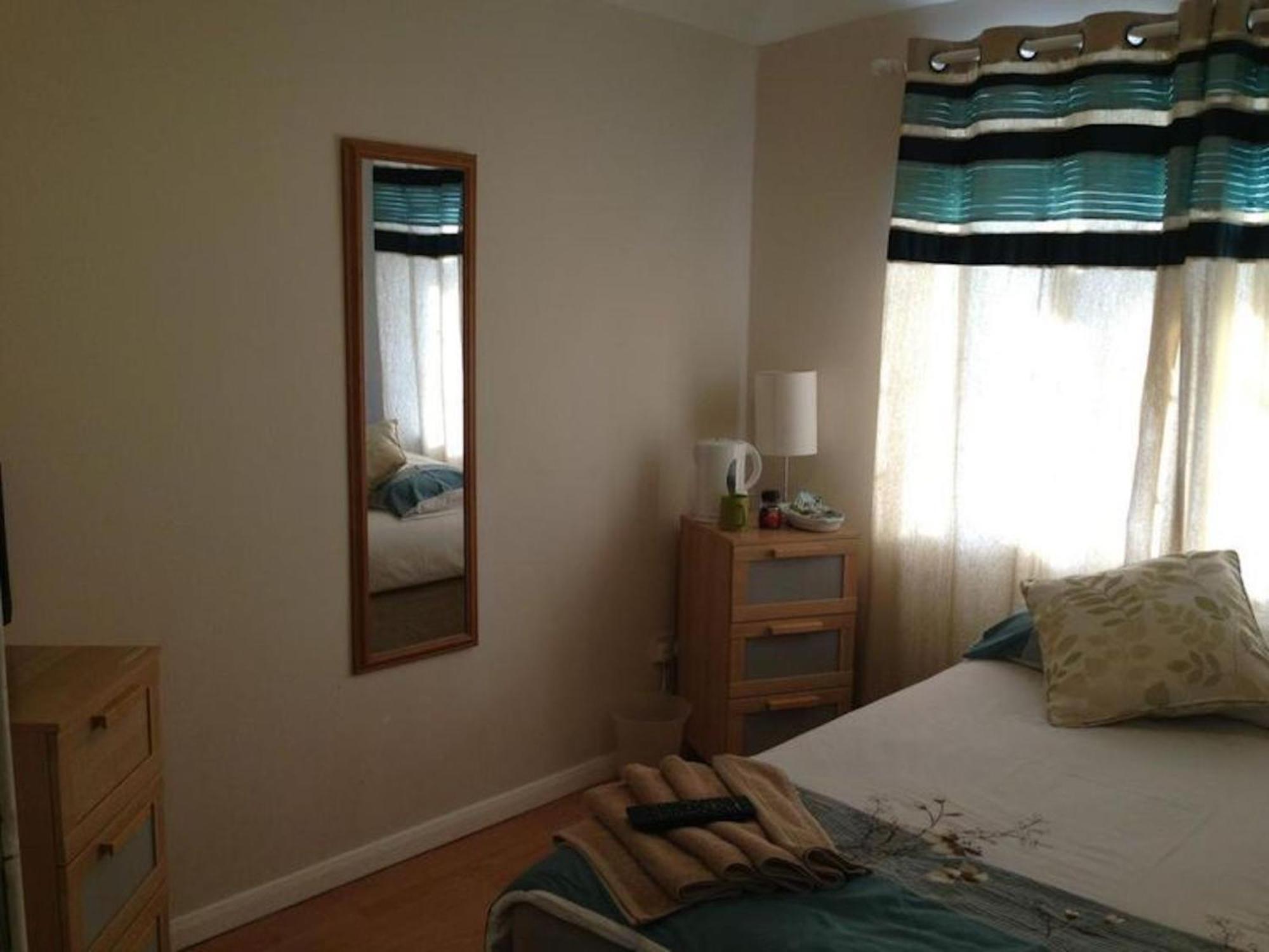 Room In Guest Room - Comfortable Family Room With Tv, Free Fast Wifi, Sleeps 4 With 1 Bunk Bed Hayes  Exterior photo