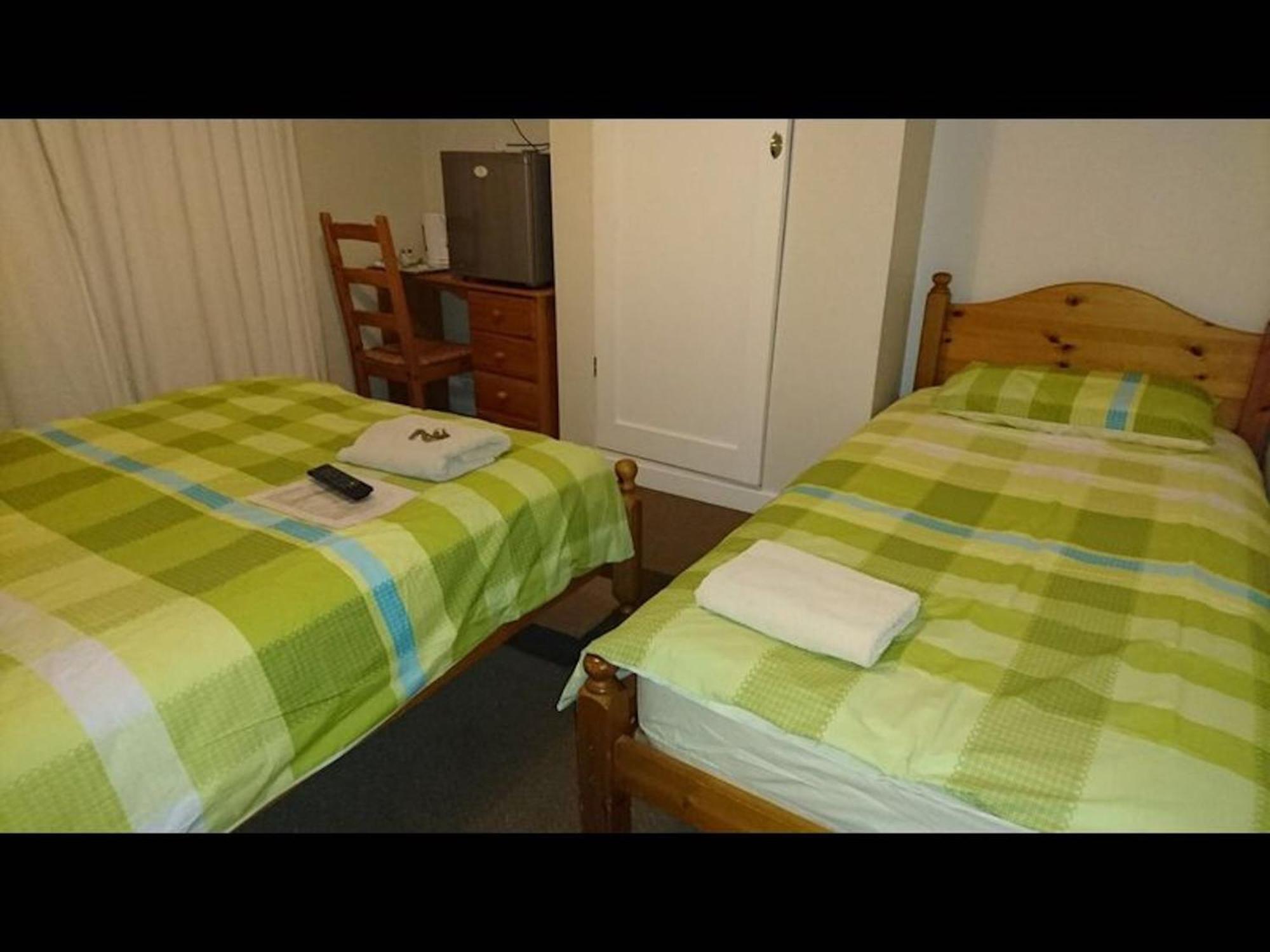 Room In Guest Room - Comfortable Family Room With Tv, Free Fast Wifi, Sleeps 4 With 1 Bunk Bed Hayes  Exterior photo