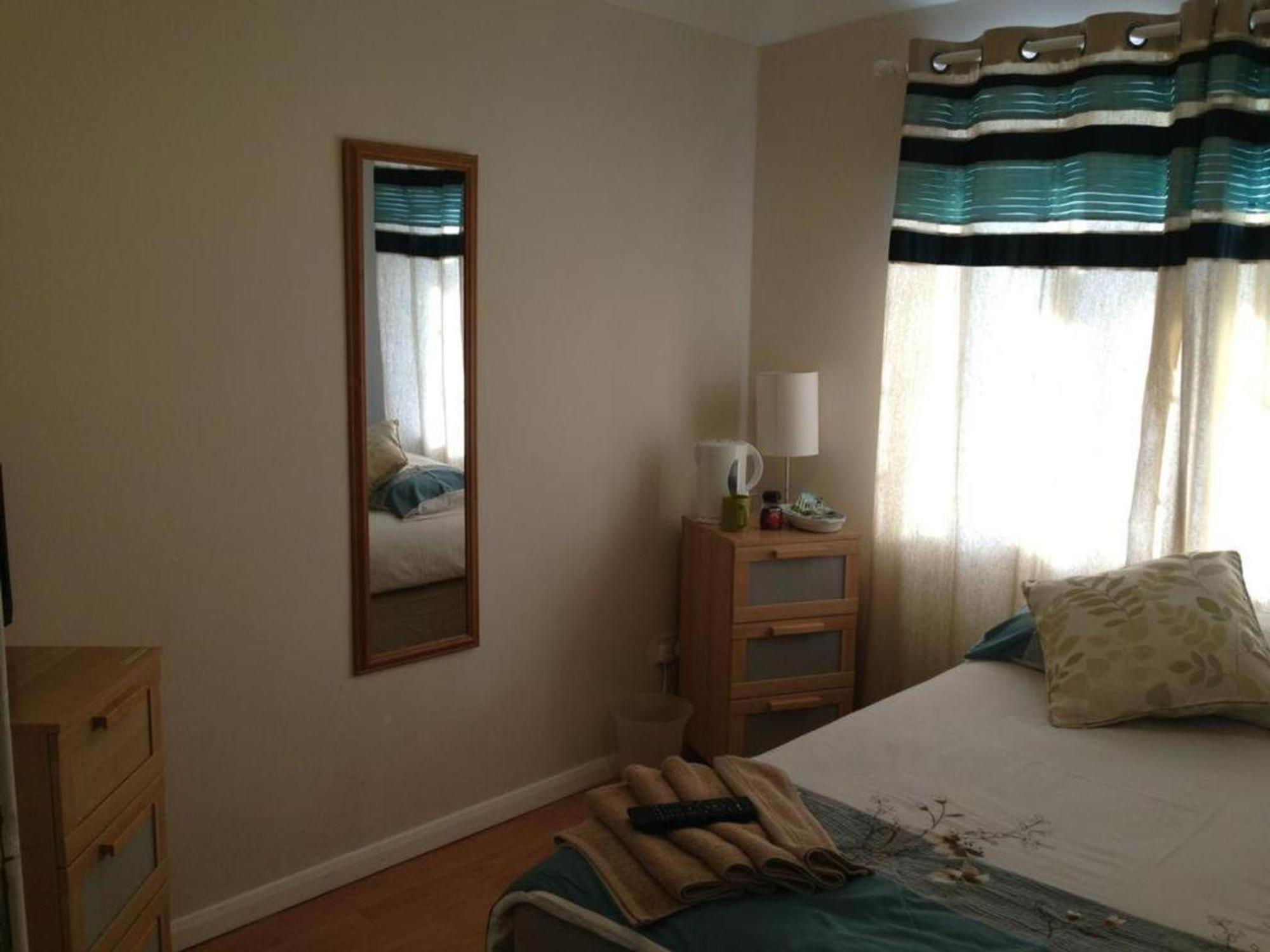 Room In Guest Room - Comfortable Family Room With Tv, Free Fast Wifi, Sleeps 4 With 1 Bunk Bed Hayes  Exterior photo